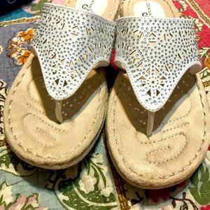 Brand new women’s size 8 Mountain Sole  Sandals.